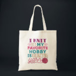 Tote Bag Je Knit Mais Mon Hobby Favori Est De Collecter Du<br><div class="desc">Design de devis tricot pour les amateurs de fil. Si vous dépensez trop d'argent dans le magasin d'artisanat ou votre atelier d'artisanat est rempli de fournitures,  ce tricot design est pour vous</div>