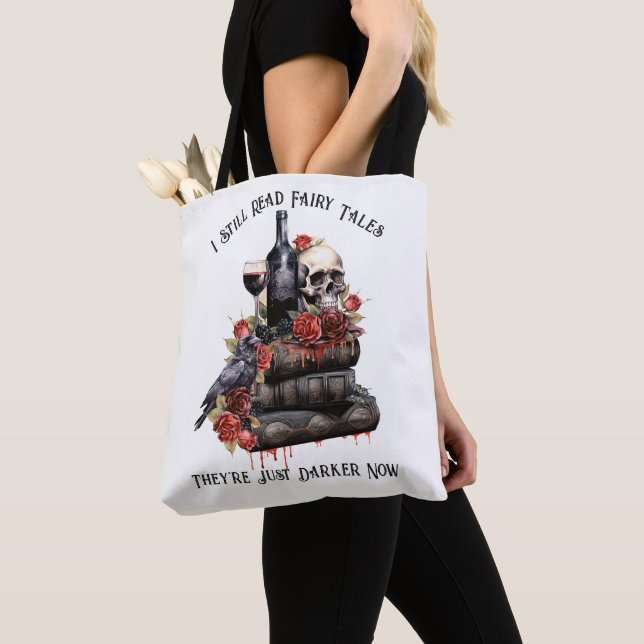 Tote Bag Je lis toujours des contes de fées, ils sont juste (De près)
