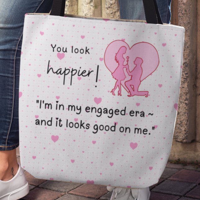 Tote Bag Je suis dans mon ère fiancée et ça me va bien (You look happier! 'I'm in my engaged era ~ and it looks good on me." custom name tote bag)