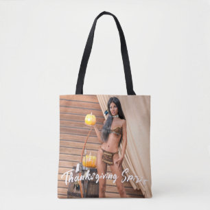 Tote Bag Jeune Amérindien posant sur un mur en bois