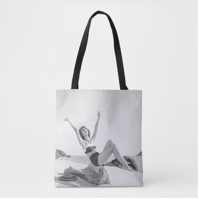 Tote Bag Jeune femme attirante en bikini sur la plage (Devant)