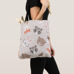Tote Bag Jote Motif d'animaux de bois<br><div class="desc">Ajoutez une touche adorable à votre voyage d'achat avec ce mignon motif animal en bois. Motif a un lapin lapin,  un ours,  un raton laveur,  un renard et un hibou. Dans l'arrière - plan il y a des pois blancs sur le brun clair.</div>