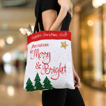 Tote Bag Jours Soyez Joyeux Arbres brillants Gold Star Nom<br><div class="desc">"Que vos journées soient joyeuses et brillantes." Une illustration ludique d'une citation de typographie de script rouge et d'arbres verts, contre des étoiles de parties scintillant d'or et un groupe rouge, vous aide à inaugurer Noël et Nouvel An. Sentez la chaleur et la joie de la saison des Fêtes chaque...</div>