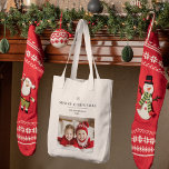 Tote Bag "Joyeux Noël personnalisé avec photo et nom<br><div class="desc">"Célébrez la saison des Fêtes avec ce Sac fourre-tout de Noël Joyeux Personnalisé, avec espace pour une photo et un nom personnalisés. Ce fourre-tout élégant et pratique fait un merveilleux cadeau de Noël pour la famille, les amis ou toute personne spéciale. Que ce soit pour transporter des achats de vacances,...</div>