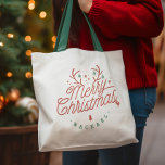 Tote Bag Joyeux Noël Rouge Vert renne personnalisé<br><div class="desc">Découvrez la joie de la saison avec ce sac fourre-tout de Noël Joyeux et personnalisable ! Ce délicieux cadeau pour la famille et les amis vient avec l'option d'ajouter un nom personnalisé, en faisant un geste spécial supplémentaire. Le sac fourre-tout est orné d'un élégant scénario qui évoque "Joyeux Noël", orné...</div>