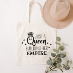 Tote Bag Juste une reine qui construit son empire Citation<br><div class="desc">Ce fabuleux sac fourre-tout design pour ses caractéristiques "Just a Queen building her empire",  une citation amusante et inspirante,  en noir. Une couronne et des étoiles accentuent le design stylisé de la typographie. Fait un grand cadeau pour un expert do-it-yourself,  un propriétaire de petite entreprise ou un entrepreneur.</div>
