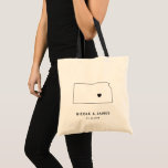 Tote Bag Kansas Mariage Welcome Bag Fourre-tout, Carte noir<br><div class="desc">sac cadeau de bienvenue mariage avec carte graphique. Vos invités adoreront entrer dans leur hôtel et trouver cette fourre-tout remplie de gâteries qui les attendent. Vous pouvez positionner le coeur à l'emplacement de votre grand jour en utilisant la fonction "personnaliser plus loin".</div>