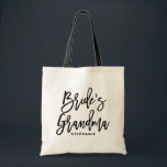 Tote Bag La grand-mère de l'épouse en lettres de main noire<br><div class="desc">Sac fourre-tout grand-mère de la mariée personnalisable. Sac fourre-tout moderne et classique avec écriture manuscrite noire "grand-mère de la mariée". Personnalisez en ajoutant le nom du destinataire,  le hashtag du mariage ou d'autres détails. Parfait comme cadeau pour votre fête de mariage ou de mariage.</div>