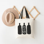 Tote Bag La maison où se trouve le vin<br><div class="desc">Chez soi,  c'est là que se trouve le vin ! Funny fourre-tout présente la phrase inscrite dans un texte manuscrit à l'intérieur d'une illustration d'une bouteille de vin noir. Coordonner les accessoires disponibles dans notre boutique !</div>