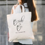 Tote Bag La mariée à être une simple calligraphie Mariage<br><div class="desc">Bride to Be Simple Mariage Calligraphy Sac fourre-tout présente une calligraphie amusante et jolie,  ainsi que le nouveau nom de famille de la mariée.</div>