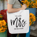 Tote Bag La nouvelle épouse personnalisée de Mme<br><div class="desc">Montrez votre nouveau nom de famille avec notre super mignonne mariée personnalisée fourre-tout ! Le design moderne noir et blanc présente "la nouvelle mrs. [lastname]" en typographie manuscrite de script. Customisez facilement en utilisant le champ modèle fourni. Fait un grand cadeau pour une mariée nouvellement mariée ou récente.</div>