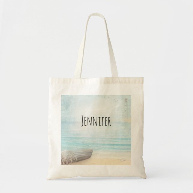 Tote Bag La plage côtière avec un bateau de pêche (Devant)