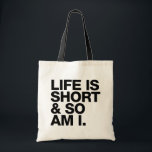 Tote Bag La vie est courte et suis-je donc drôle Citation<br><div class="desc">Sac fourre-tout de devis amusant qui est parfait pour les personnes qui ont des difficultés verticales. Lit "La vie est courte et moi aussi". Copyright © Lisa Marie Robinson Tous droits réservés. Il est illégal d'utiliser ou de dupliquer ceci,  ou l'une de nos images,  sans autorisation écrite.</div>