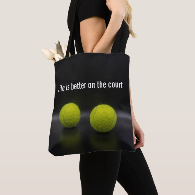 Tote Bag La vie est meilleure sur le terrain avec un ballon (De près)