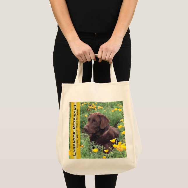 Tote Bag Labrador Chocolat Réutilisable dans un Champ de Pa (Devant (produit))