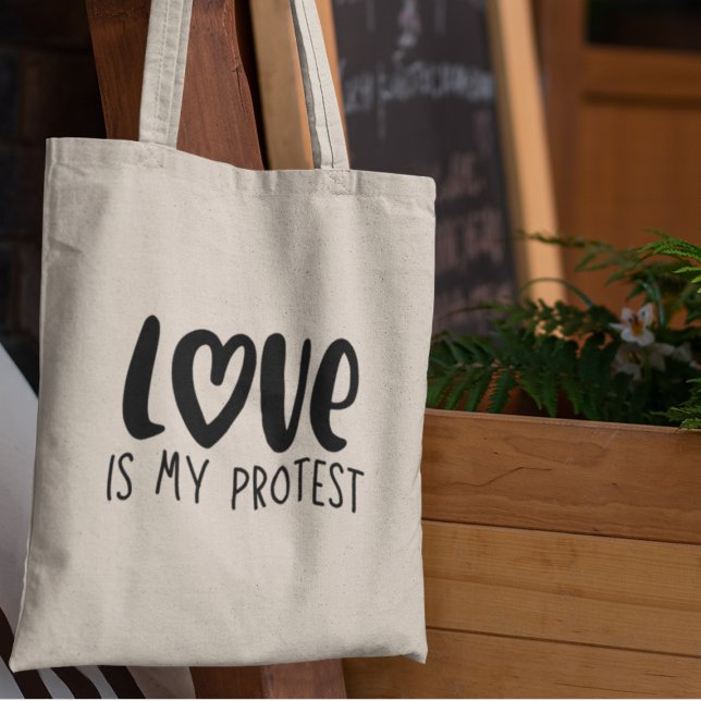 Tote Bag L'amour est mon mouvement de protestation pour l'u (Get yours today and wear your heart on your bag!)
