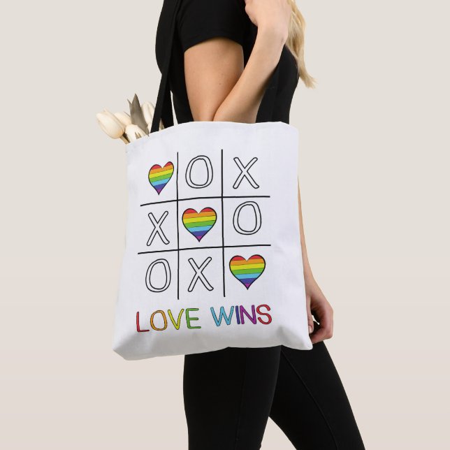 Tote Bag L'amour gagne arc-en-ciel gay pride coeur tic tac  (De près)