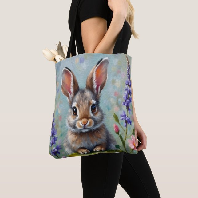 Tote Bag Lapin Fluffy dans un champ de fleurs (De près)