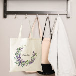 Tote Bag Lavender eucalyptus vert nom floral script<br><div class="desc">Arrière - plan blanc,  décoré de fleurs de lavande et de verdure d'eucalyptus. Personnalisez et ajoutez votre nom. Lettres noires.</div>