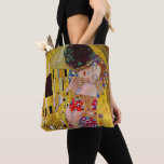 Tote Bag Le baiser de Gustav Klimt, Art Nouveau Vintage<br><div class="desc">De beaux sacs fourre-tout tout-en-un ! Disponible en deux styles et deux tailles ! Le tableau ultime de l'amour, un beau design pour célébrer la Saint Valentin avec!The Kiss (détail) (1907-1908) de Gustav Klimt est une vintage peinture d'amour et de romance de l'époque victorienne Symbolisme d'art fine mettant en scène...</div>