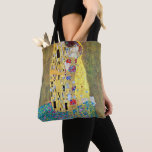 Tote Bag Le baiser de Gustav Klimt, Art Nouveau Vintage<br><div class="desc">De beaux sacs fourre-tout tout-en-un ! Disponible en deux styles et deux tailles ! Le Kiss (Der Kuss) (1907/08) de Gustav Klimt est probablement son oeuvre la plus célèbre. Klimt a commencé à y travailler en 1907 et c'est le point culminant de sa soi-disant "période d'or". The Kiss est une...</div>
