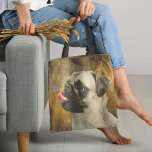 Tote Bag Le Carlin, le papillon et l'univers<br><div class="desc">Le Carlin, le papillon et le Sac fourre-tout de chien de l'univers - Nous devons admettre que c'est l'un de nos produits préférés. Nous présentons ici un sac fourre-tout très créatif avec un adorable chien de carlin qui contemple un vaste univers jaune avec ses étoiles et une pleine lune tout...</div>