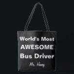 Tote Bag Le chauffeur du bus le plus impressionnant du<br><div class="desc">Sac fourre-tout dégrossi personnalisé le plus impressionnant à chauffeur du bus du monde le double. Concevez des deux côtés, arrière - plan noir avec la police blanche. Customisez pour changer des couleurs des textes ou d'arrière - plan. Le texte simple lit "le chauffeur du bus le plus impressionnant du monde"...</div>
