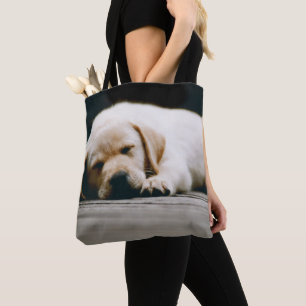 Tote Bag Le jeune chiot jaune de Labrador dort solidement