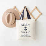 Tote Bag Le Jour des mers | Vacances familiales personnalis<br><div class="desc">Ahoy ! Mettez la voile avec notre sac fourre-tout nautique pointu avec "Mer le jour" en lettres bleu marine courbant autour de l'illustration de l'ancre d'un navire. Personnalisez avec votre nom de famille et/ou type d'événement, ainsi que la date et la destination ci-dessous, pour créer un souvenir unique pour les...</div>