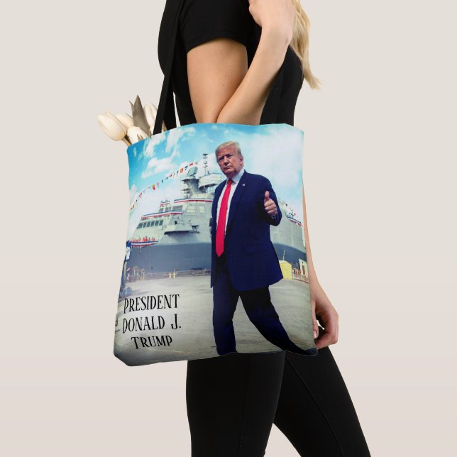 Tote Bag Le Président Donald Trump lève le pied au navire n (De près)