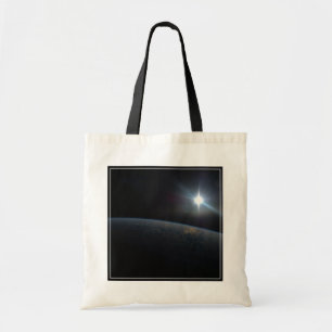 Tote Bag Le Soleil qui s'installe sur l'horizon terrestre.