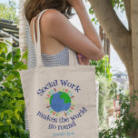Tote Bag Le travail social inspiré fait tourner le monde<br><div class="desc">Un joli cadeau de sac fourre-tout de travailleur social qui met des gens tenant la main à travers la planète Terre en bleu et vert. Une belle façon de montrer comment le travail social guérit et aide les gens. Le travail social fait tourner le monde et être un meilleur endroit....</div>