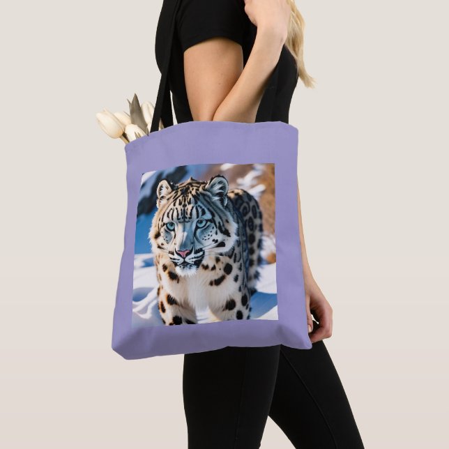 Tote Bag leopard des neiges se croupissant dans la neige (De près)