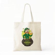 Leprechaun de dessin dans une casserole d'or tenan