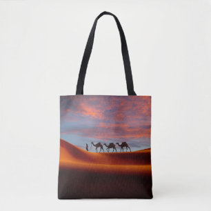 Tote Bag Les déserts Homme et chameaux dans les dunes de