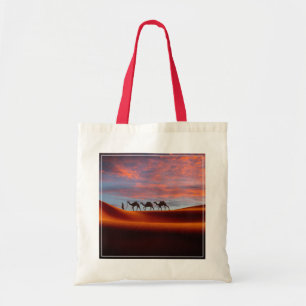 Tote Bag Les déserts Homme et chameaux dans les dunes de