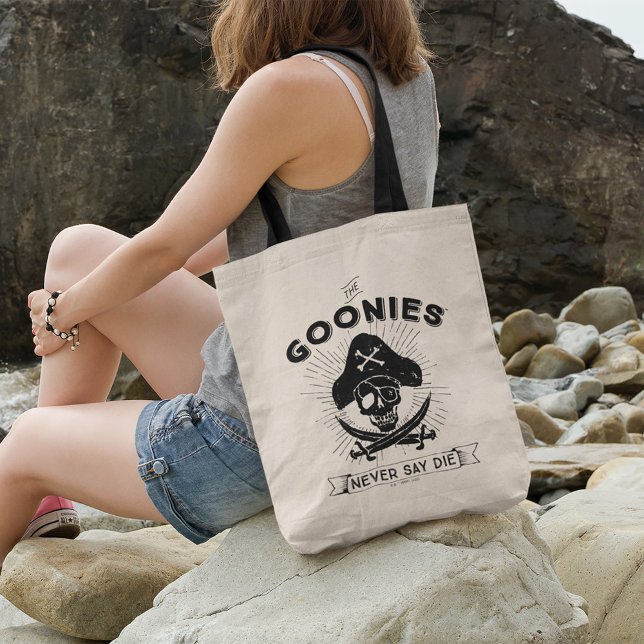 Tote Bag Les Goonies "Ne jamais dire mourir" Pirate Badge (Person carrying tote bag)