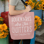 Tote Bag Les signets sont pour Quitters Club de Livre Perso<br><div class="desc">Ce joli design nerdy pour les amateurs de livres, de livres, d'auteurs, d'écrivains, d'amis de club de livres ou de lecteurs avide présente la citation drôle "Signets Are For Quitters" avec deux petites illustrations de livres sur un arrière - plan rose poussiéreux. Personnalisez-vous avec une ligne de texte personnalisé en...</div>