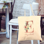Tote Bag LETTRE Florale E Bouquet rose et ivoire<br><div class="desc">Sac fourre-tout personnalisé avec votre monogramme - nom et origine. La lettre fleurie E est conçue en parties scintillant rose rose et décorée d'un bouquet rose et ivoire de fleurs d'aquarelle et de verdure. Le modèle est configuré pour que vous puissiez ajouter votre nom dans un script en lettres de...</div>