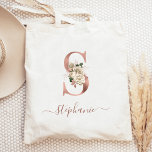 Tote Bag LETTRE MONOGRAPHIQUE D'OR Rose Floral S<br><div class="desc">Ce sac fourre-tout élégant est orné d'un monogramme "S" à grande lettre en feuille d'or rose, décoré d'un bouquet vintage fleuri en ivoire, paré de feuillage vert et rose en or. Personnalisez-le avec son nom en écriture manuscrite rose en or, avec des fioritures au début et à la fin. Fait...</div>