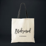 Tote Bag Lettres main Noire E-Maid Personnalisé<br><div class="desc">Sac fourre-tout de femme de chambre sur mesure. Sac fourre-tout moderne et classique avec écriture manuscrite noire "bridesmaid". Personnalisez en ajoutant le nom du destinataire,  le hashtag du mariage ou d'autres détails. Parfait comme cadeau pour votre fête de mariage ou de mariage.</div>