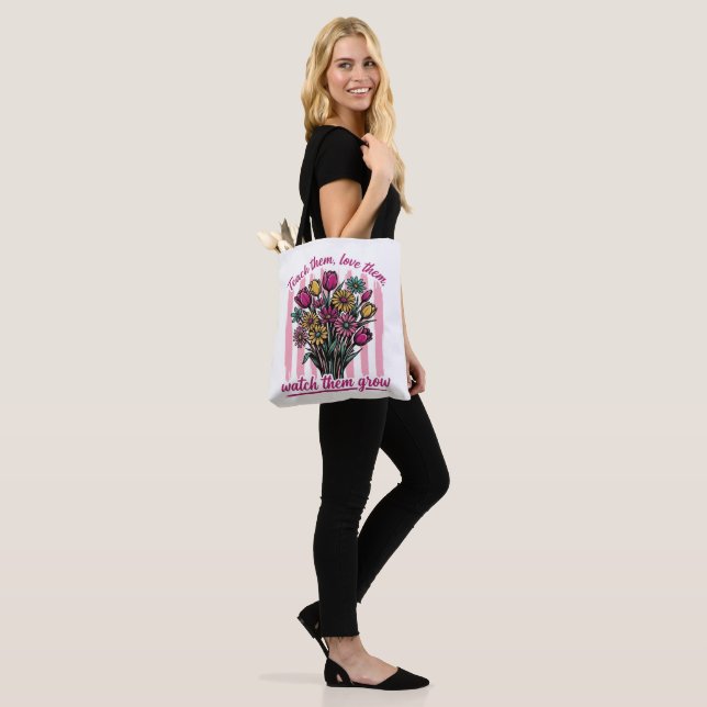 Tote Bag leur enseigner les aimer les regarder grandir (Sur le modèle)