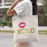 Tote Bag Lèvres XOXO Faux Gold et Rose<br><div class="desc">Fumée ! Ces totes super mignonnes font de grandes faveurs de fête pour les douces seize ou des fêtes de bachelorette. Design avec "XOXO" dans la typographie de la brosse à faux or, avec un baiser de rouge à lèvres rose chaud. Utilisez le champ de personnalisation pour ajouter un nom,...</div>