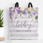 Tote Bag Lilac Floral et les rayures Maid of Honor Monogram<br><div class="desc">Des sacs fourre-tout monogrammés personnalisés font le cadeau parfait pour vos demoiselles d'honneur et votre mariage. Ce joli design présente une bordure florale aquarelle dans les tons violet pastel et vert sur un arrière - plan rayé lavande. Personnalisez chaque sac avec le nom de votre femme de ménage et ajoutez...</div>