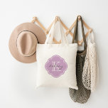 Tote Bag Lilac violet personnalisé Monogramme personnalisé<br><div class="desc">Cute Girly Sac fourre-tout moderne avec un nom personnalisé personnalisé et le Monogramme initial dans une Vintage marocaine Quatrefoil Forme de trèfle Cadre</div>