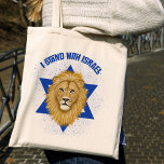 Tote Bag Lion de Juda Étoile de David. Je suis avec Israël<br><div class="desc">Ce sac fourre-tout élégant montre votre soutien à Israël ! Une peinture graphique du Lion de Juda est le point focal, sur l'arrière - plan de l'Étoile de David. La typographie moderne dit, "Je me tiens avec Israël" en bleu. Un arrière - plan bleu texturé ajoute un regard grunge. *Oeuvre...</div>