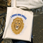 Tote Bag Lion moderne élégant de Juda. Je suis avec Israël<br><div class="desc">Ce sac fourre-tout élégant montre votre soutien à Israël ! Un tableau graphique du Lion de Juda est le point central, avec la typographie moderne lisant "Je me tiens avec Israël" en bleu. Un arrière - plan bleu texturé ajoute un regard grunge. *Oeuvre exclusivement créée par Tracey Khalei / Orabella...</div>