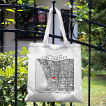 Tote Bag Localisateur d'amour de Los Angeles | Bienvenue Ma<br><div class="desc">Un sac fourre-tout amusant pour un mariage ou toute autre occasion se déroulant dans la belle ville de Los Angeles, Californie. Cette fourre-tout dispose d'une carte du centre-ville à l'intérieur d'un coffret encadré en noir. Au sommet se trouve un accueil de bienvenue et le nom de la ville. Sur le...</div>