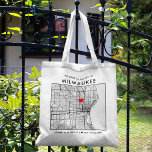 Tote Bag Localisateur d'amour Milwaukee | Accueil du Mariag<br><div class="desc">Un sac fourre-tout amusant pour un mariage ou toute autre occasion se déroulant dans la belle ville de Milwaukee, Minnesota. Cette fourre-tout dispose d'une carte du centre-ville à l'intérieur d'un coffret encadré en noir. Au sommet se trouve un accueil de bienvenue et le nom de la ville. Sur le côté...</div>