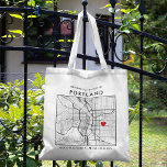 Tote Bag Localisateur d'amour Portland | Accueil du Mariage<br><div class="desc">Un sac fourre-tout amusant pour un mariage ou toute autre occasion se déroulant dans la belle ville de Portland, Oregon. Cette fourre-tout dispose d'une carte du centre-ville à l'intérieur d'un coffret encadré en noir. Au sommet se trouve un accueil de bienvenue et le nom de la ville. Sur le côté...</div>